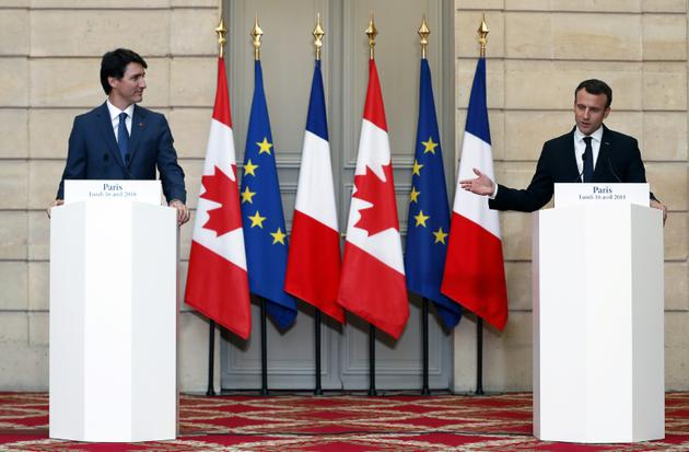 Le président Emmanuel Macron (d) et le Premier ministre canadien Justin Trudeau lors d'une conférence de presse à l'Elysée, le 16 avril 2018 à Paris [Ian LANGSDON / POOL/AFP]