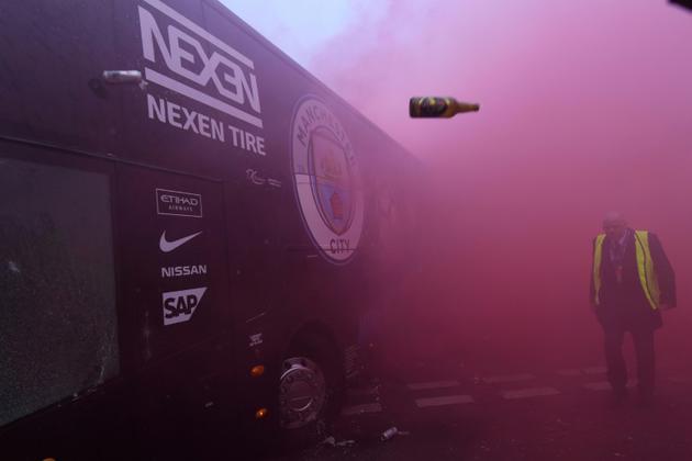 Le bus de Manchester City cible de projectiles à Liverpool le 4 avril 2018 [Paul ELLIS / AFP]