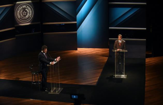 Efrain Alegre (G) et Mario Abdo Benitez (d), lors d'un débat à Asuncion le 15 avril [Norberto DUARTE / AFP/Archives]
