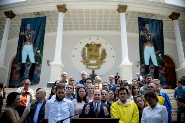 Lors d'une conférence de presse, le président du Parlement Julio Borges appelle l'armée à sortir du "silence", le 30 mars 2017 à Caracas [FEDERICO PARRA / AFP]