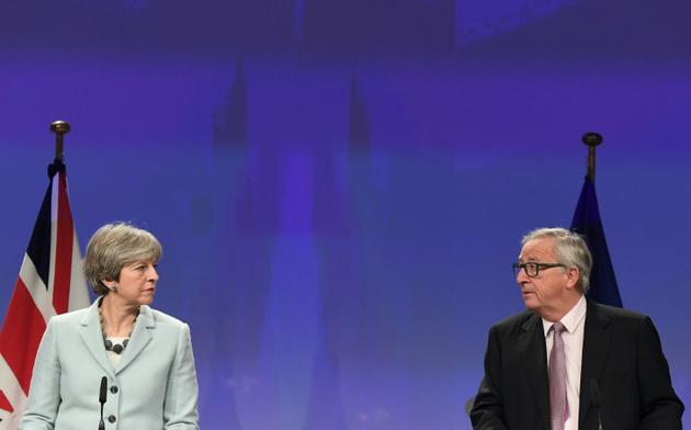 La Première minsitre britannique Theresa May et le président de la Commission européenne Jean-Claude Juncker, le 8 décembre 2017 à Bruxelles [EMMANUEL DUNAND / AFP/Archives]