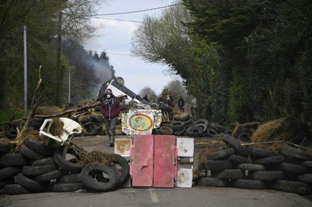 Des barricades érigées sur une route dans la ZAD de Notre-Dame-des-Landes, le 12 avril 2018 [Damien MEYER / AFP]