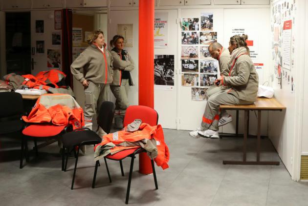 Des membres de la Croix-Rouge se préparent avant de faire des rondes pour venir en aide à des sans-abris et procéder à des distributions de repas, le 1er décembre 2017 à Paris [JACQUES DEMARTHON / AFP]