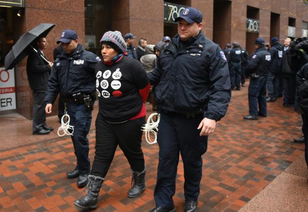 Arrestation durant une manifestation de soutien aux "Dreamers" à New York le 17 janvier 2018 [TIMOTHY A. CLARY / AFP]