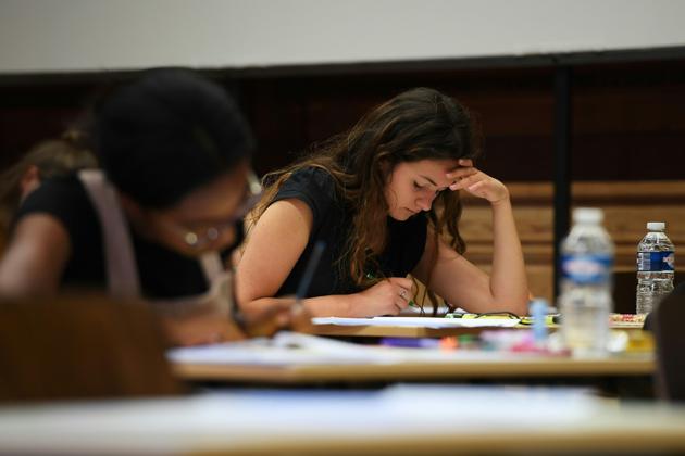 Des lycéennes composent à l'épreuve de philosophie du baccalauréat le 15 juin 2017 à Strasbourg [FREDERICK FLORIN / AFP/Archives]