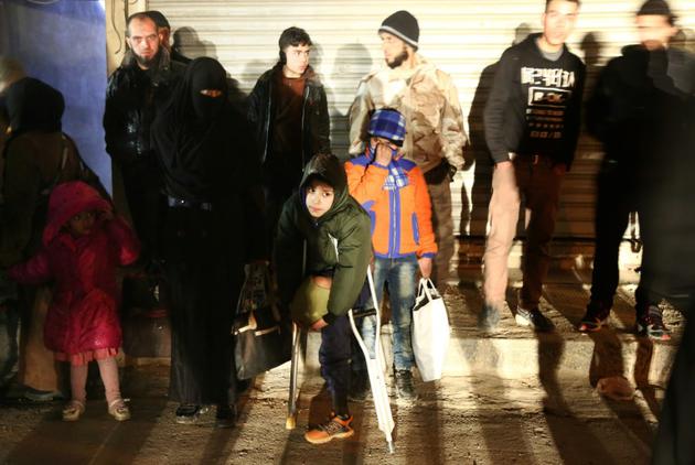 Zouheir Ghazzawi, un garçon syrien de 10 ans, atteint d'un cancer et dont une jambe a été amputée, attend d'être évacué de Douma pour subir des traitements, tard le 28 décembre 2017 [Amer ALMOHIBANY / AFP]