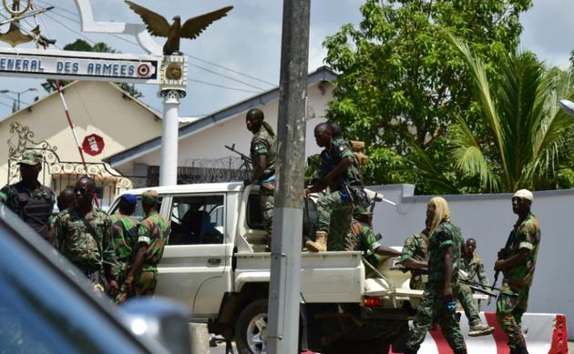 Des soldats rebelles près de l'entrée du quartier général de l'armée ivoirienne à Abidjan le 12 mai 2017  [ISSOUF SANOGO / AFP]