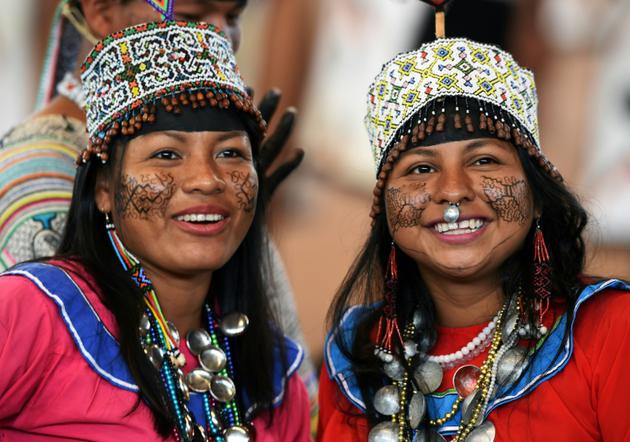 Des indigènes d'Amazonie attendent le pape François à Puerto Maldonado, dans le sud-est du Pérou, le 19 janvier 2018 [Cris BOURONCLE / AFP]