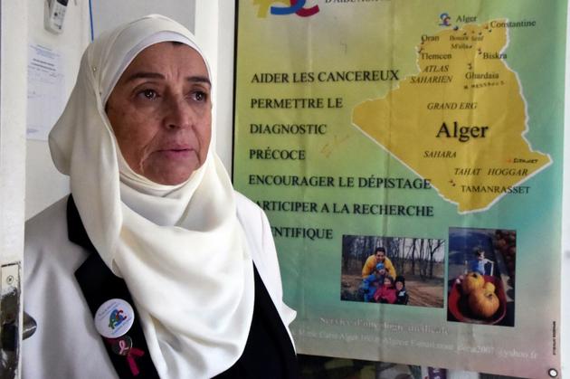 Samia Gasmi, présidente de l'association de lutte contre le cancer "Nur Doha", dans une chambre de l'association à Ghardaia, à 600 km au sud d'Alger le 30 octobre 2017 [RYAD KRAMDI / AFP]