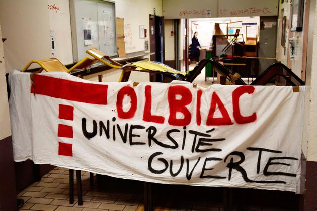 Banderole déployée le 4 avril 2018, sur une barricade de tables et de chaises, par les étudiants de Tolbiac (Paris I) qui protestent contre la réforme de l'entrée à l'université   [CHRISTOPHE SIMON / AFP]