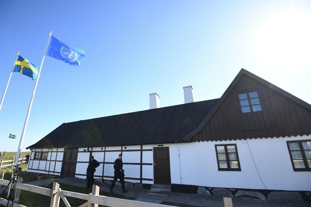 Des personnels de sécurité patrouillent devant une aile de la résidence de campagne de Dag Hammarskjöld, avant une réunion du Conseil de sécurité de l'ONU, le 21 avril 2018 à Backakra, près d'Ystad, en Suède [Johan NILSSON / TT News Agency/AFP]