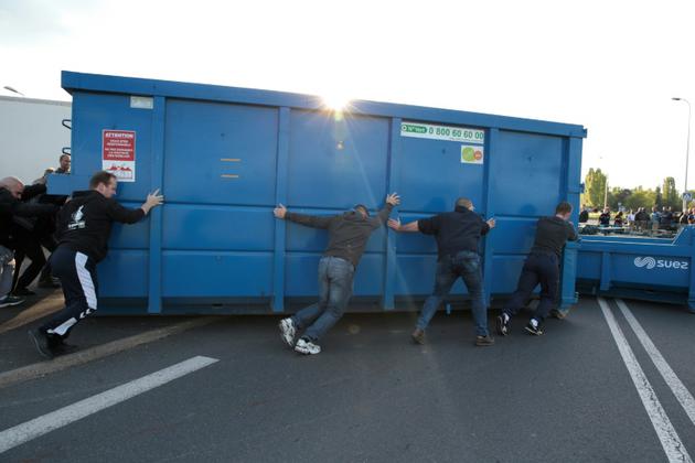 Des manifestants poussent un conteneur pour bloquer l'accès de la prison de Fleury-Mérogis, dans l'Essonne, près de Paris, le 10 avril 2017  [GEOFFROY VAN DER HASSELT / AFP]