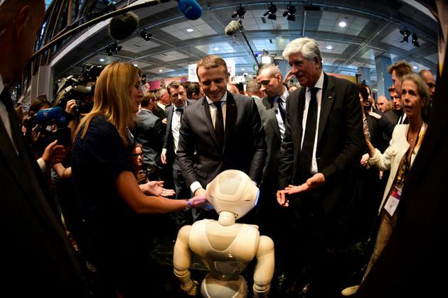Le président français Emmanuel Macron (c) au salon VivaTech, le 15 juin 2017 à Paris [Martin BUREAU / POOL/AFP]