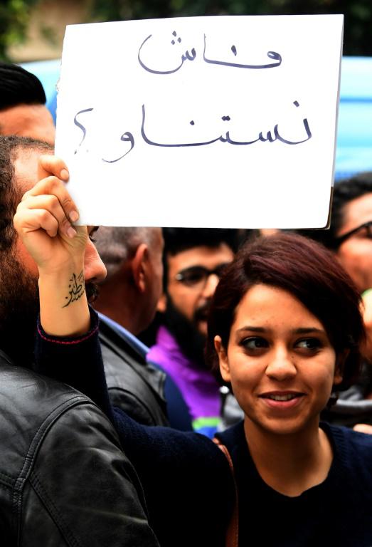 Une Tunisienne brandit une pancarte sur laquelle on peut lire en arabe "Fech Nestannew" (Qu'attendez-vous?) lors d'une manifestation à Tunis le 9 janvier 2018 [FETHI BELAID / AFP]