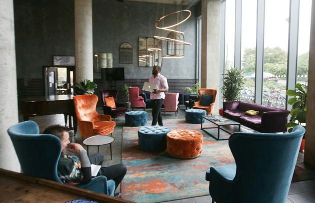 Comme dans un hôtel, le salon-lounge du "Old Oak" est aménagé pour permettre aux colocataires de se rencontrer [Daniel LEAL-OLIVAS / AFP]
