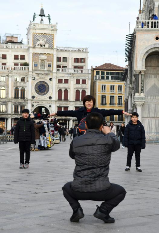 Des touristes place San Marco à Venise, le 19 janvier 2018 [Andrea PATTARO / AFP]