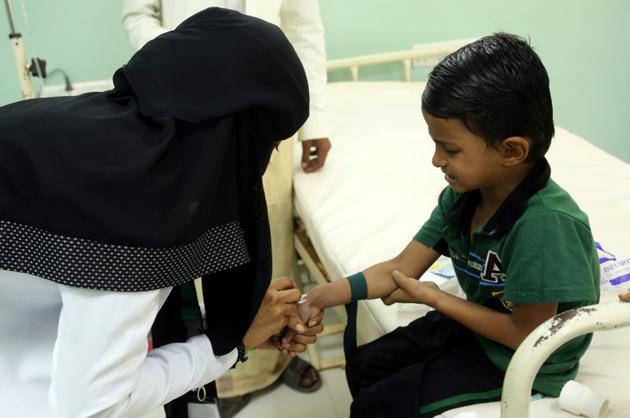 Un enfant yéménite pouvant être atteint du choléra  est examiné à l'hôpital de Hodeidah, le 5 novembre 2017 [ABDO HYDER / AFP]