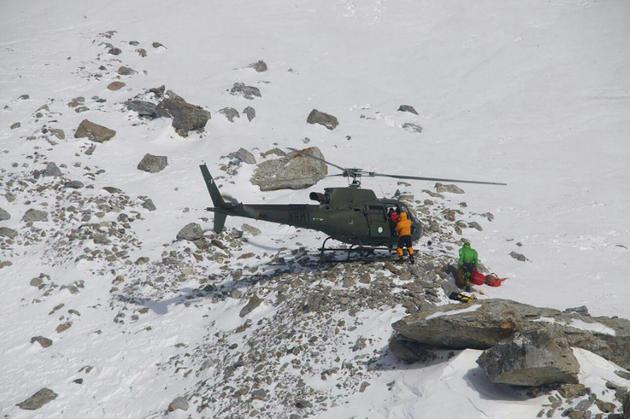 Un groupe de 4 alpinistes polonais portent secours à l'alpiniste française Elisabeth Revol, sur le Nanga Parbat, au Pakistan, le 28 janvier 2018 [SAYED FAKHAR ABBAS / AFP/Archives]