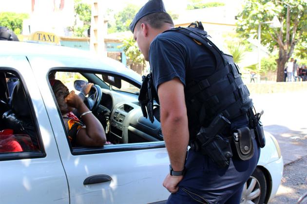 Contrôle de la gendarmerie à Mayotte, dans le cadre de la lutte contre l'immigration clandestine, le 15 mars 2018 [Ornella LAMBERTI / AFP]