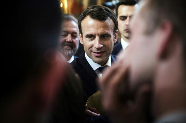 Le président français Emmanuel Macron échange avec des agriculteurs à l'Elysée le 22 février 218 [Etienne LAURENT / POOL/AFP]