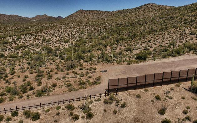 Vue de la clôture conçue pour ne pas blesser la faune, à Sonoyta, entre le désert d'Alter au Mexique et le désert de l'Arizona, aux Etats-Unis, le 27 mars 2017 [PEDRO PARDO / AFP]