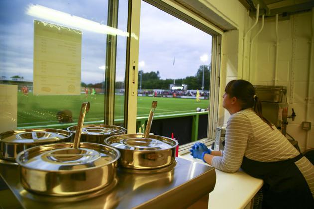 La cuisine du Forest Green Rovers, donnant sur le terrain de foot du premier club professionnel "vert", le 8 août 2017 dans l'ouest de l'Angleterre [GEOFF CADDICK / AFP]
