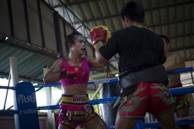  La boxeuse thaïlandaise Nong Rose à l'entraînement, le 15 décembre 2017 à Chachoengsao [Lillian SUWANRUMPHA / AFP]