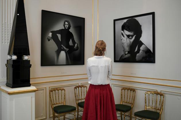 Des portraits d'Yves Saint Laurent sont exposés dans le musée consacré à son oeuvre à Paris, le 25 septembre 2017 [STEPHANE DE SAKUTIN / AFP]
