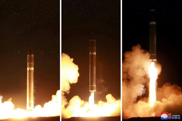 Image officielle, diffusée par l'agence nord-coréenne KCNA, du lancement d'un missile Hwasong-15 le 29 novembre 2017. [Handout / KCNA via KNS/AFP/Archives]