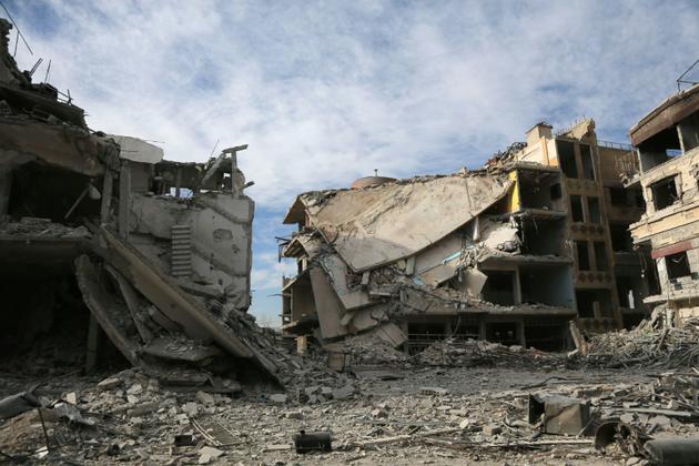 Des immeubles détruits dans des bombardements attribués au régime syrien sur la ville rebelle de Hammouriyé, dans la Ghouta orientale, en banlieue de Damas, le 13 mars 2018 [ABDULMONAM EASSA / AFP]