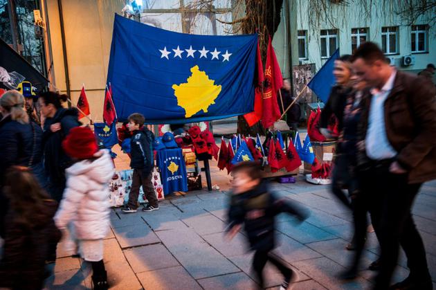 Des drapeaux kosovars et albanais dans une rue de Pristina, le 16 février. [Armend NIMANI / AFP]
