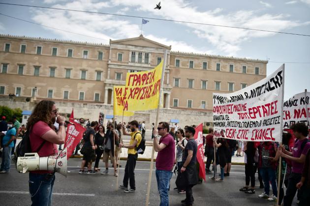 Des manifestants devant le Parlement grec lors d'une journée organisée pour protester contre les coupes budgétaires, à Athènes le 1er mai 2017 [LOUISA GOULIAMAKI / AFP]