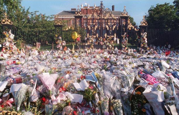 Une marée de bouquets déposés en hommage par la population à la Princesse Diana devant sa résidence de Kensington Palace à Londres le 2 septembre 1997  [Martin HAYHOW / AFP/Archives]
