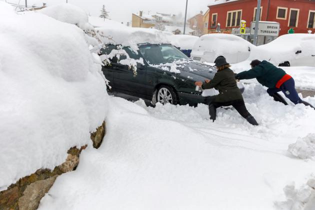 Des voitures couvertes de neige à Torrecaballeros, en Espagne, le 7 janvier 2018 [CESAR MANSO / AFP]