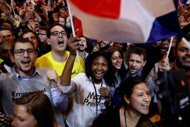 Joie de militants d'Emmanuel Macron après l'annonce de sa qualification pour le second tour de la présidentielle, le 23 avril 2017 à Paris [Patrick KOVARIK / AFP]