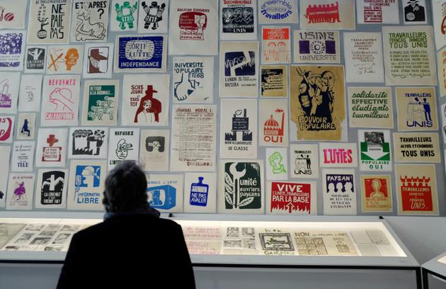 Mai 68 fut un fertile créateur de slogans mais aussi un grand générateur d'images: affiches, peintures, photographies, tracts sont exposées aux Beaux Arts à Paris [Ludovic MARIN / AFP/Archives]