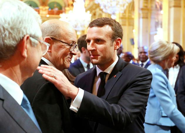 Emmanuel Macron salue l'ancien ministre de la défense Jean-Yves Le Drian lors de la cérémonie officielle à la mairie de Paris, le 14 mai 2017 [CHARLES PLATIAU / POOL/AFP]