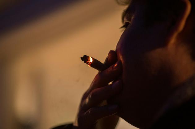 Fumeur de cannabis, le 23 mars, à Los Angeles [DAVID MCNEW / AFP/Archives]