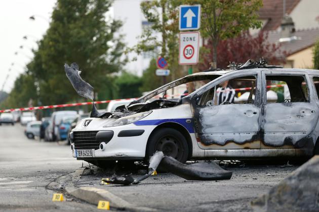Quatre policiers ont été blessés, dont deux grièvement, dans l'attaque au cocktail Molotov de leurs véhicules à Viry-Châtillon, dans la banlieue sud de Paris le 8 octobre 2016 [Thomas SAMSON / AFP/Archives]