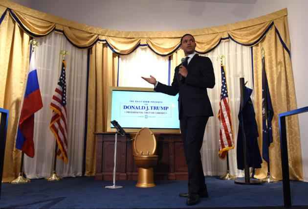 Trevor Noah, présentateur vedette de "The Daily Show" sur la chaîne câblée Comedy Central, présente l'exposition consacrée aux tweets du président américain Donald Trump, le 15 juin 2017 à New York [TIMOTHY A. CLARY / AFP]