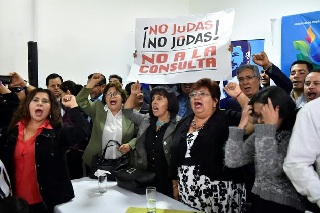 Des partisans de Rafael Correa appellent à voter "Non" au référendum équatorien, à Quito, le 3 janvier 2018 [Rodrigo BUENDIA                      / AFP/Archives]