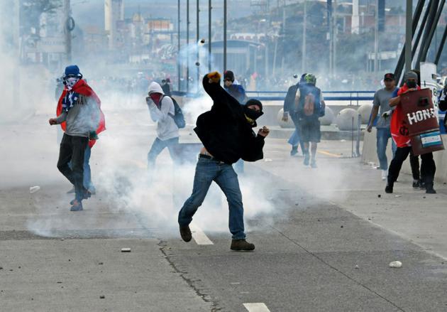Des opposants honduriens protestent contre la réelection du président Juan Orlando Hernandez, le 27 janvier 2018 à Tegucigalpa [Orlando SIERRA / AFP]