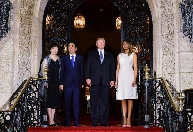 Donald Trump et Shinzo Abe aux côtés de leurs épouses, le 18 avril 2018, à Mar-a-Lago en Floride [MANDEL NGAN / AFP/Archives]