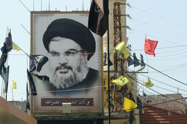Un portrait du chef du mouvement chiite Libanais Hezbollah, Hassan Nasrallah, dans le village de Adshit (sud), le 5 novembre 2017  [Mahmoud ZAYYAT / AFP]