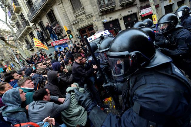 Des manifestants se heurtent aux forces de l'ordre à Barcelone le 25 mars 2018, après l'annonce de l'arrestation de Carles Puigdemont en Allemagne [LLUIS GENE                           / AFP]