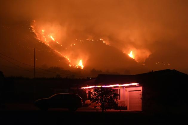 Les flammes dévorent les collines surplombant Capinteria en Californie, le 11 décembre 2017 [Robyn Beck / AFP]