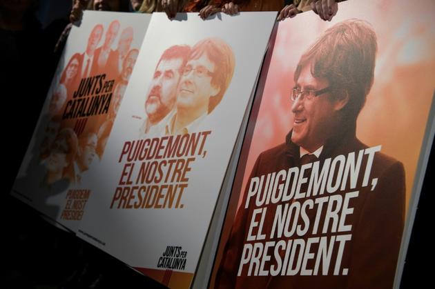 Les indépendantistes catalans du parti Junts per Catalunya dévoilent des affiches électorales, le 28 novembre 2017 à Barcelone [Josep LAGO / AFP]