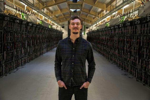 Philip Salter, patron de "Genesis Mining",  une fabrique de bitcoins, pose dans son usine près de Reykjavik, le 16 mars 2018 [Halldor KOLBEINS / AFP]