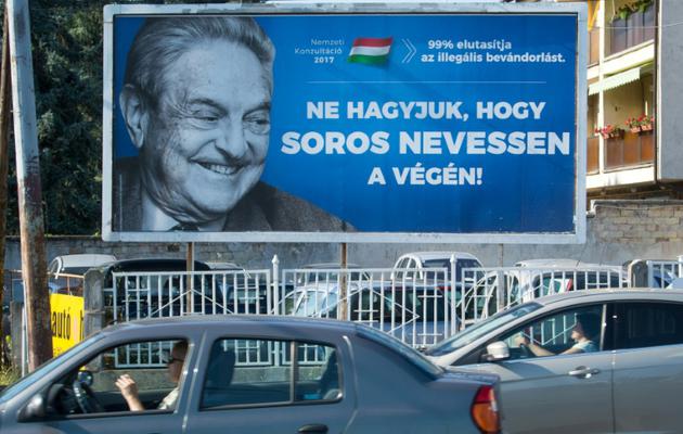 Le milliardaire américain George Soros sur une affiche à Szekesfehervar en Hongrie le 6 juillet 2017 [ATTILA KISBENEDEK / AFP/Archives]