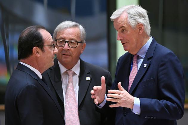 Le négociateur en chef de l'UE pour le Brexit, Michel Barnier (d), le président de la Commission européenne Jean-Claude Juncker (c) et le président français François Hollande, le 29 avril 2017 à Bruxelles [EMMANUEL DUNAND / AFP/Archives]